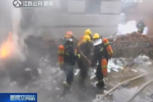 救援人员扔绳子 落水大哥套脖子上：一场生死时速的救援