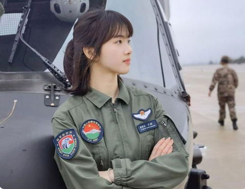 小朋友紧紧抱住女飞行员徐枫灿，航展现场温情一幕