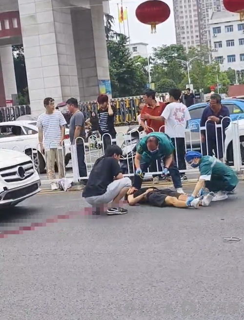湖南常德一学校门口发生撞人事件