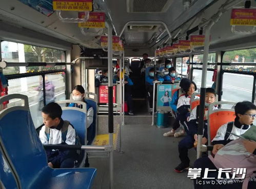 长沙公交站台奇怪座椅引吐槽，老年人冬天乘车难