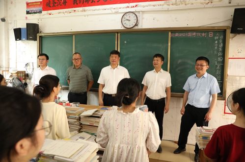 福宝检查后在洞口张望：从韩国归来的暖心故事