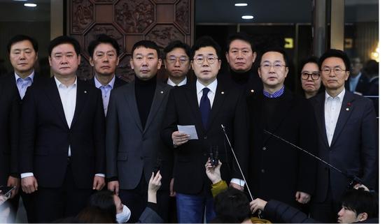 韩最大在野党要求尹锡悦下台：政治风波背后的复杂局势