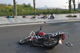 震惊！男子骑摩托车翻下桥身亡，警方回应引发热议