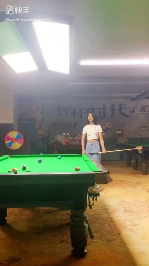 惊魂一刻：女子与男友的亲密时刻竟被台球厅直播