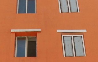 养老院窗户无玻璃只有铁栅栏：真相背后的深思