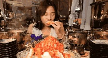 吃自助餐竟“连吃带拿”？两女子被曝光后的真实故事