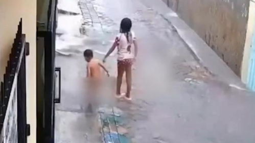 印尼男童踩积水玩掉进排水沟消失：一场揪心的意外