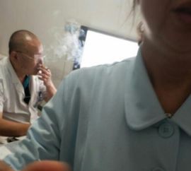 惊！医生边抽烟边做核磁共振，患者和网友的反应出人意料