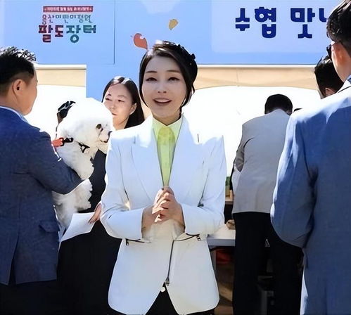 尹锡悦被捕：民众反应两极分化，有人痛哭有人欢呼