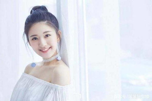 赵露思的坚韧与重生：从拐杖到微笑