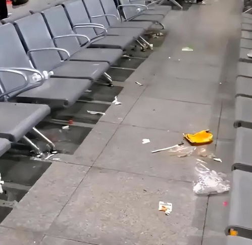 火车站座椅铺软垫拍照后被撤走，背后的故事