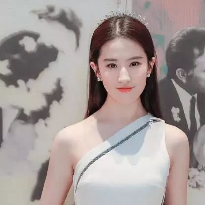 南京柜姐评论刘亦菲微胖被辞退：事件背后的职场警示