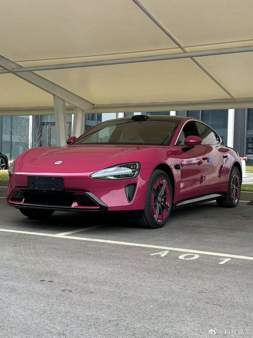 小米SU7璀璨洋红实车亮相：科技与美学的完美结合