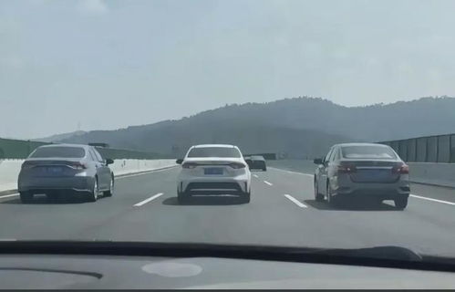 高速堵车时第一辆车都在干什么？揭秘领头车的那些事儿