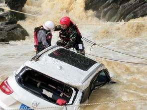 惊心动魄！北京民警英勇跳河营救失控坠河车辆