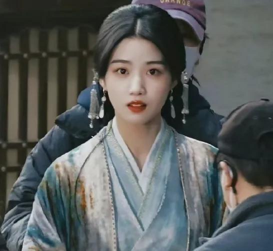 卢昱晓：从青涩到闪耀，演技与美貌并存的演艺之路