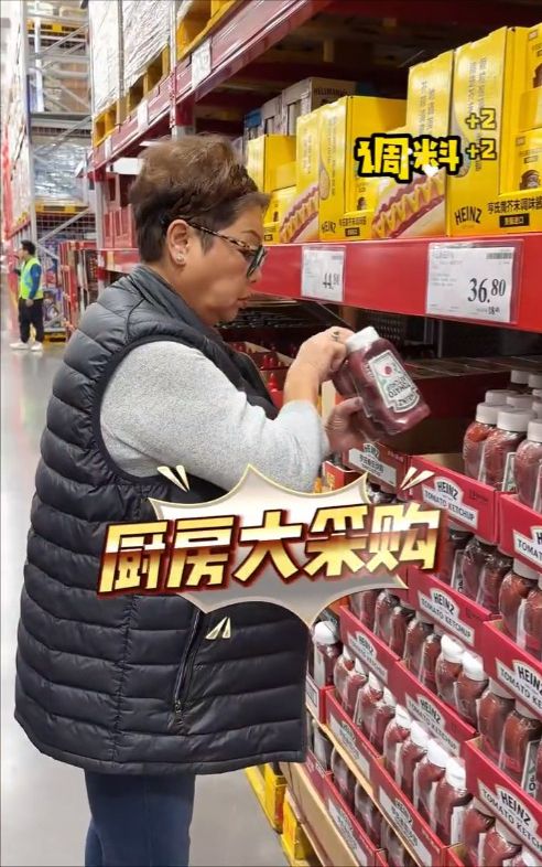 山姆被年货采购大军“攻陷”：一场充满创意与热情的购物狂欢