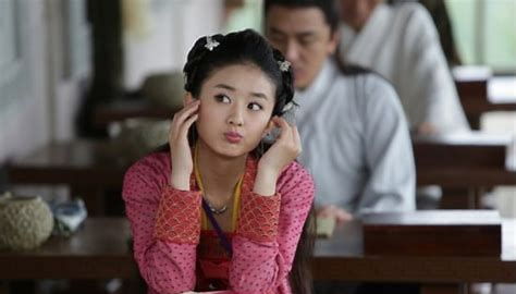 赵丽颖敲木鱼拜年太好笑：传统与幽默的完美结合