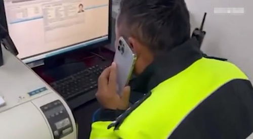 高速路上的意外：丈母娘上厕所被女婿忘在服务区，一公里后才想起