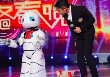 玩自己的梗！撒贝宁说机器人缺两根眉毛｜春晚2025