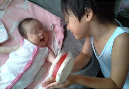 惊险一刻：哥哥勇敢接住摔落的妹妹