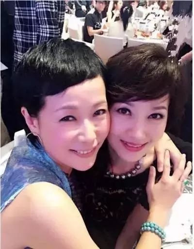 如何评价赵雅芝、叶童、闫佩伦、阎鹤祥在2025年春晚表演的小品《借伞》？