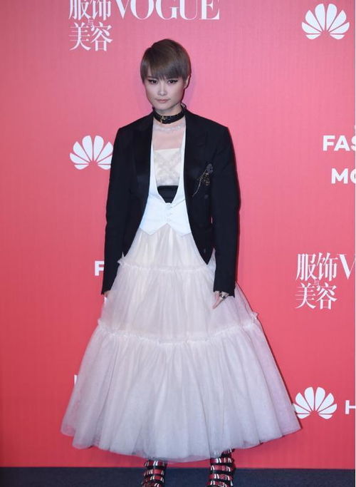 谁给李宇春穿的裙子？揭秘背后的故事