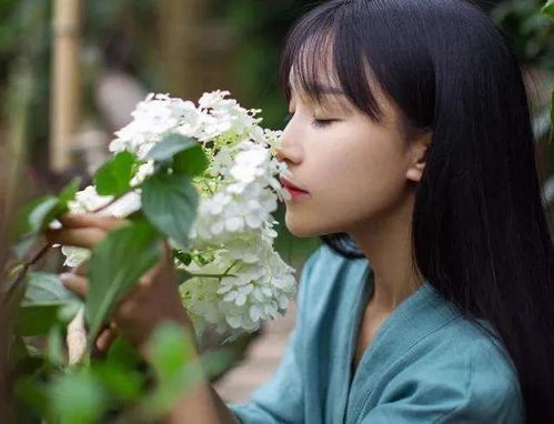 李子柒春晚战袍背后：非遗技艺的传承与创新