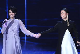 王菲春晚献唱《世界赠予我的》：一字之改，深情回敬世间温柔