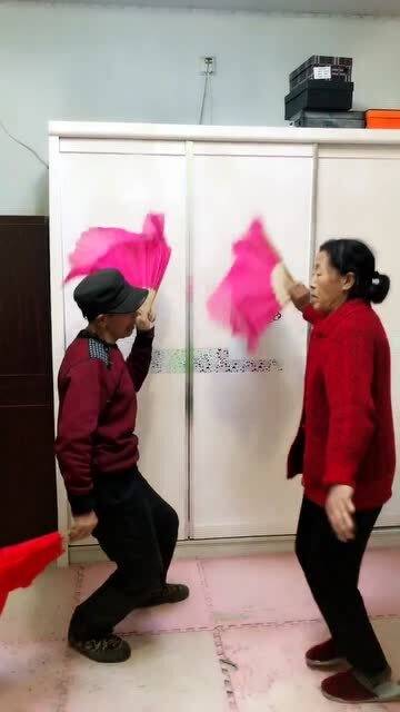 机器人扭完秧歌被薅着脖领子扶下台：背后的故事