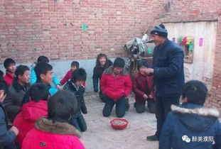 山东人大年初一拜年磕头队伍数百米：传统与现代的交融