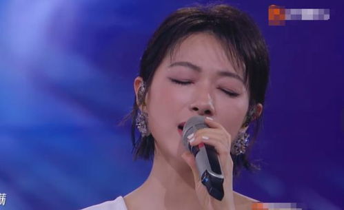 55岁王菲扛住了怼脸拍：岁月从不败美人