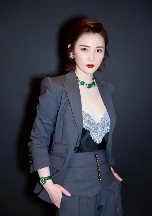 蛇年最忙的女人！赵雅芝亮相九家卫视春晚，上演“白娘子”回忆杀