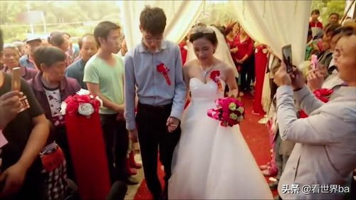 除夕夜的高空奇景：女子巧遇千家万户齐放烟花