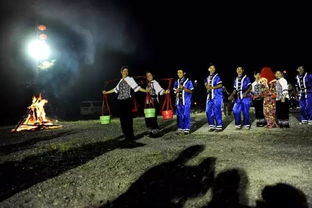 拍全家福时仙女棒意外引燃鞭炮：从温馨到惊险的瞬间