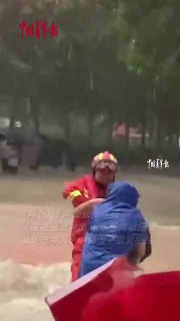 惊心动魄的救援：白衣男子多次冲入巨浪中救出母子