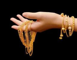 金饰价格飙至835元一克：年轻人的春节添金热潮