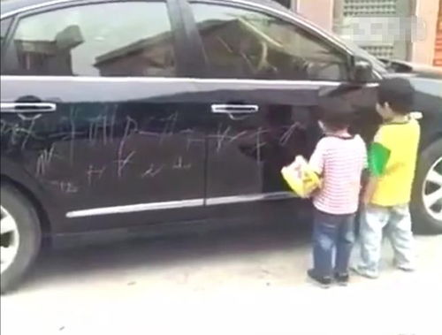 放炮炸翻多辆豪车的熊孩子已被带走：谁来为这场意外买单？