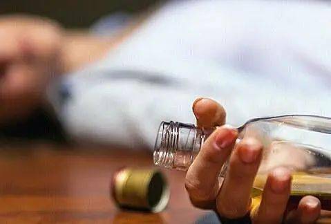 35岁男子因饮酒过量致呕血，春节聚会饮酒要注意什么？