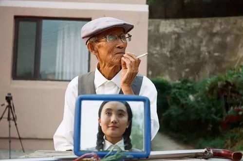 爷爷在春晚上看到自己带着孙女的视频：那份意外的感动