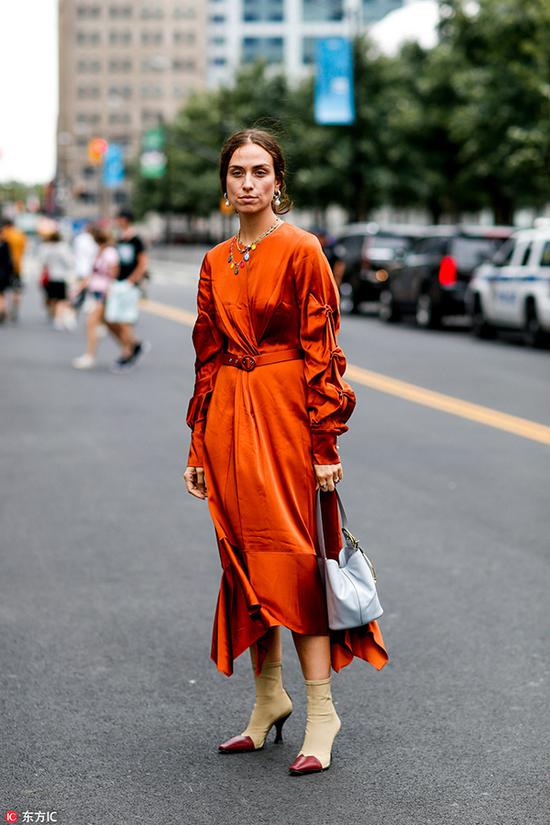 越剧舞台上的璀璨明星：陈丽君的10公分戏靴与25米彩绸奇迹