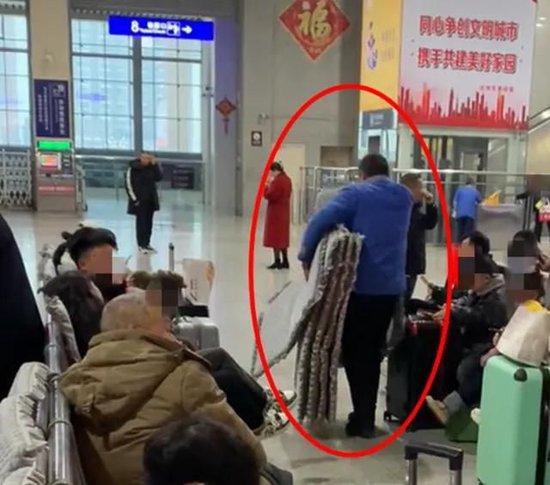 真相揭秘：车站座椅垫摆拍事件的来龙去脉