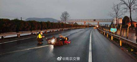 惊险一刻：两轮电动车高速逆行引发事故，车主已被挡获