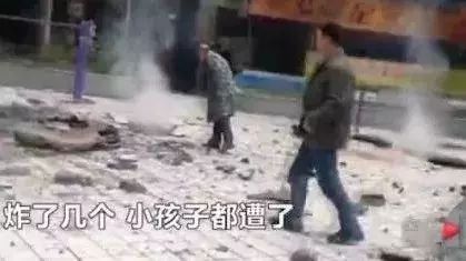 男孩井盖点鞭炮8辆车定损28.5万元：安全教育亟待加强