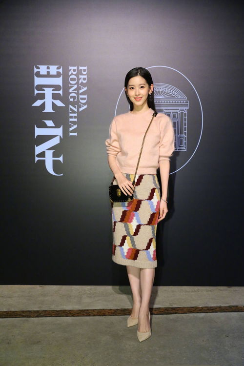 31岁章泽天晒红色套装新年美照：优雅与时尚的完美融合