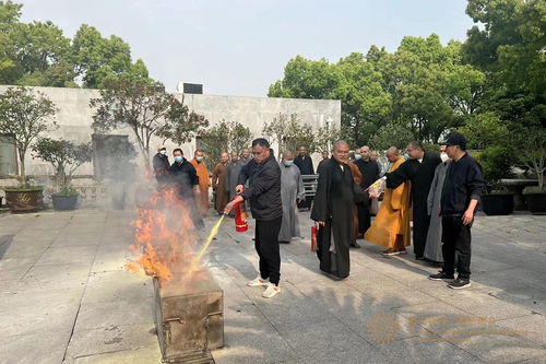 普陀山消防队回应帮游客焚香开光：安全与信仰的平衡