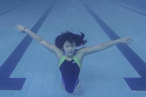 3岁假肢女童自信走上T台：坚韧与美的动人故事