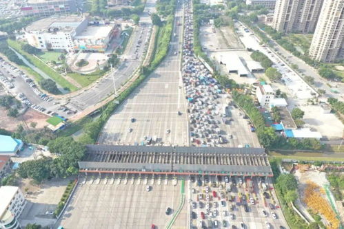 返程高峰拥堵车主20个小时没出湖南：我的堵车经历