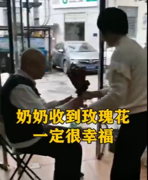 90岁爷爷一出门就要牵老伴的手：爱情最美的模样