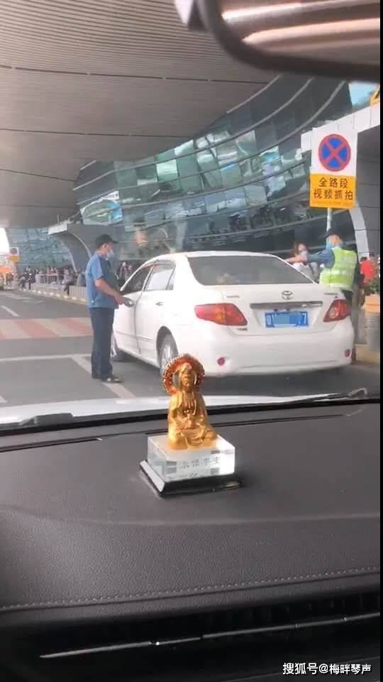 顺风车司机半路锁车要红包，乘客权益如何保障？